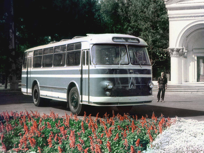 Вид II-ого опытного автобуса ЛАЗ-695М с двумя логотипами