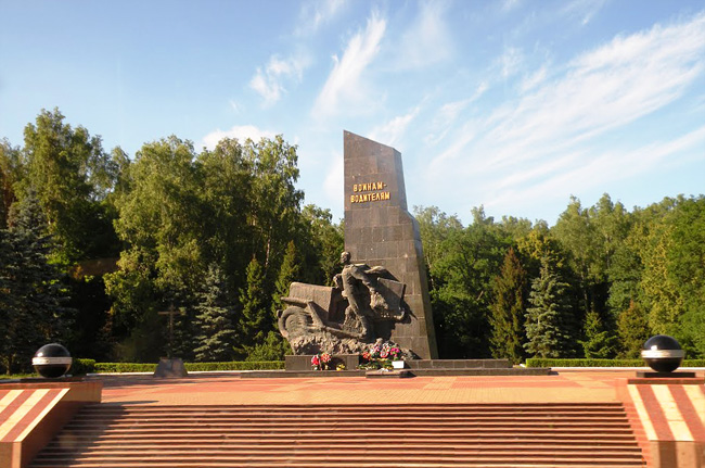 Памятник погибшим советским воинам-водителям в Брянске