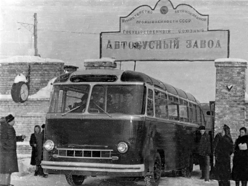ЛАЗ-695 «Львов» Опытный I у ворот завода